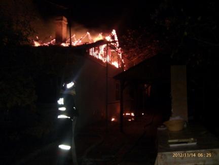 Acoperişul unei case din Oncea a ars, după ce o grindă lipită de horn a luat foc